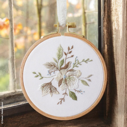 Falling into Bloom - ערכת רקמה 16 ס"מ