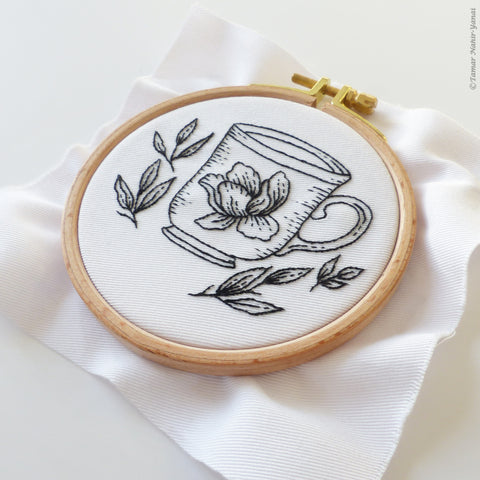 Floral Tea Cup - Black - ערכת רקמה 16 ס"מ