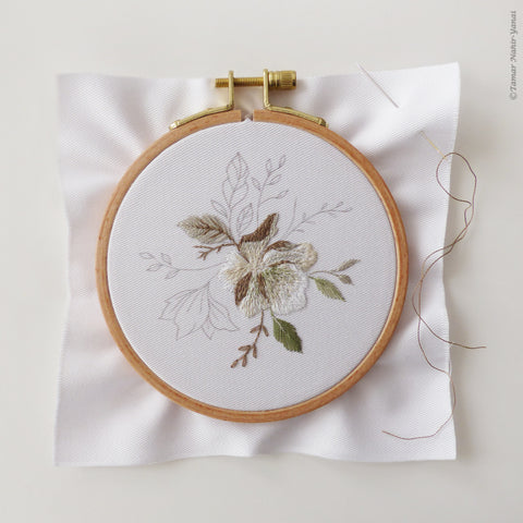 Falling into Bloom - ערכת רקמה 16 ס"מ