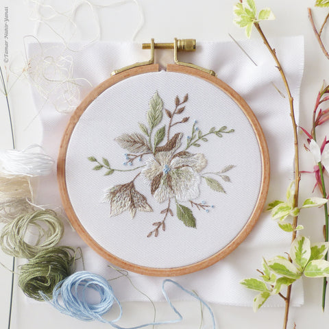 Falling into Bloom - ערכת רקמה 16 ס"מ