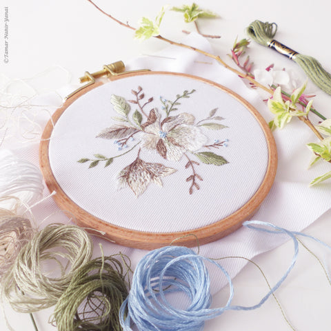 Falling into Bloom - ערכת רקמה 16 ס"מ