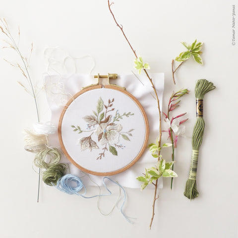 Falling into Bloom - ערכת רקמה 16 ס"מ