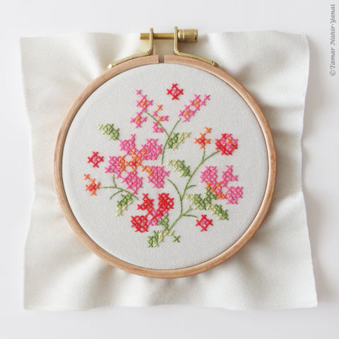 Floral Cross Stitch - ערכת רקמה 16 ס"מ