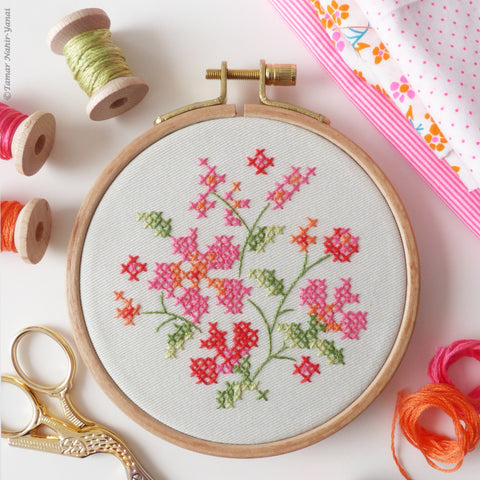 Floral Cross Stitch - ערכת רקמה 16 ס"מ